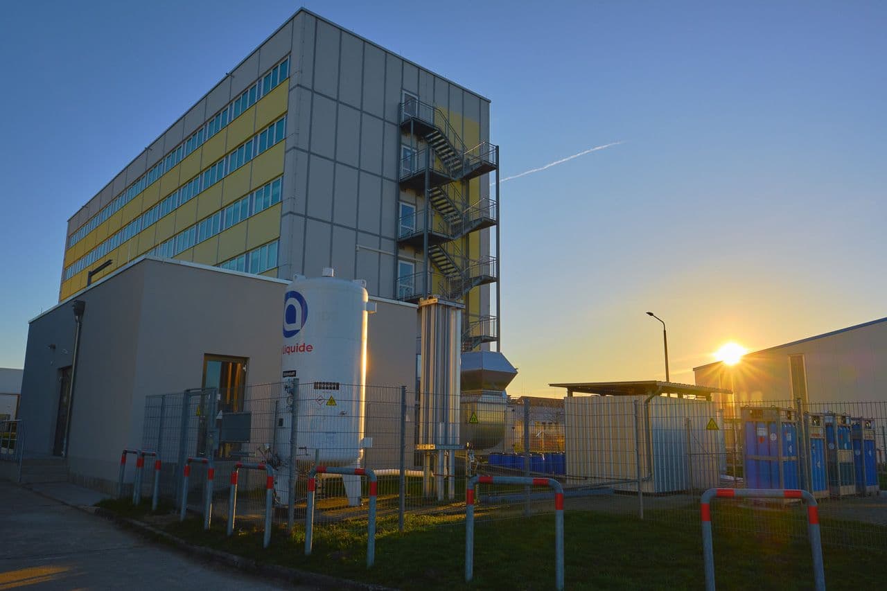 Litec-LLL company building in Greifswald in evening light, with the on-site gas supply in the foreground.